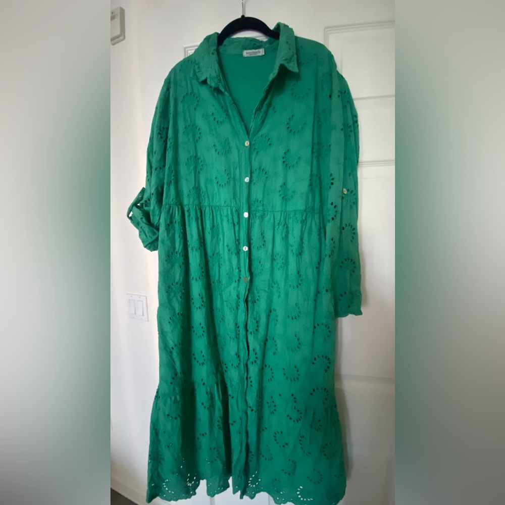 LAURA BIANCHI Kelly green cotton eyelet long sleeve button up. 100% cotton